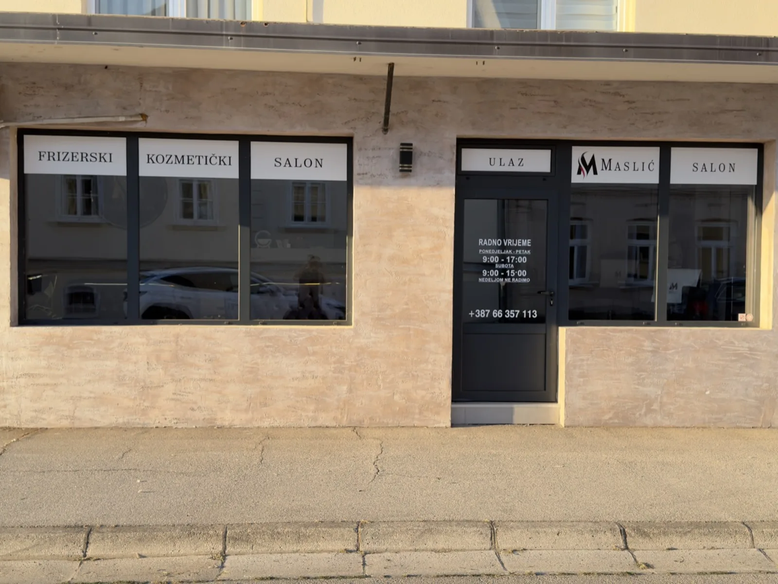 Ulaz u salon Maslić u Šamcu, izlog sa radnim vremenom